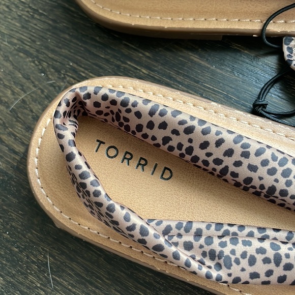 NWT Torrid T-strap fabric sandals - LAST CALL - Picture 4 of 5